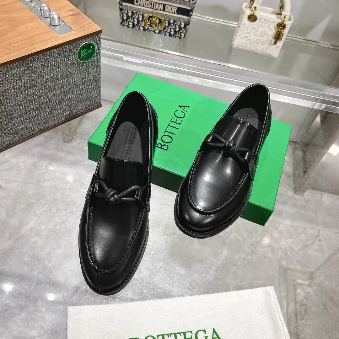 [BV] Top P: 860💰 Size: Female 35-39 (Female 40 custom-made) Male 39-44 (38.45 non-refundable) Bottega Veneta 2025 Autumn and Winter counter style! Small round toe loafers! Imported leather outsole! Imported open edge beaded cowhide! Solid color Niuli!